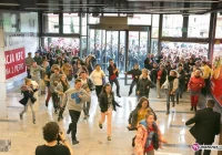 Tłumy na otwarciu galerii handlowej - zdjęcie główne