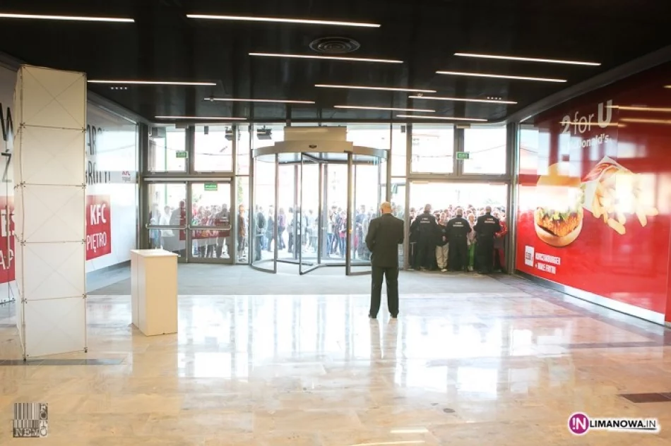 Tłumy na otwarciu galerii handlowej - zdjęcie 2