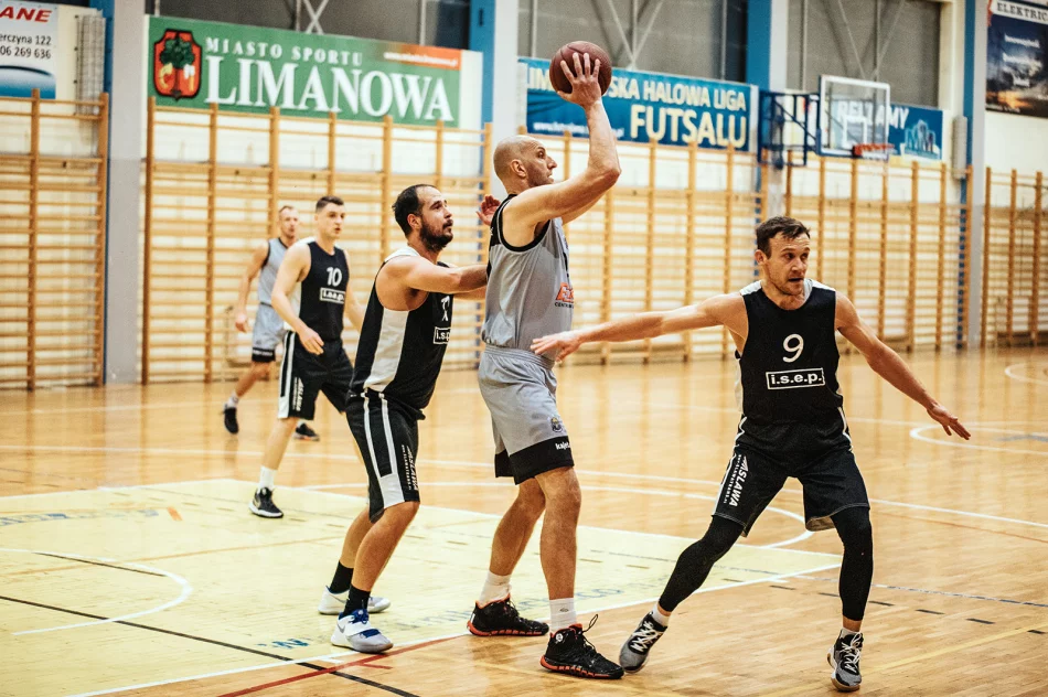 Mikołajkowe święto koszykówki w Limanowej - zdjęcie 8