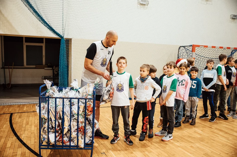 Mikołajkowe święto koszykówki w Limanowej - zdjęcie 11