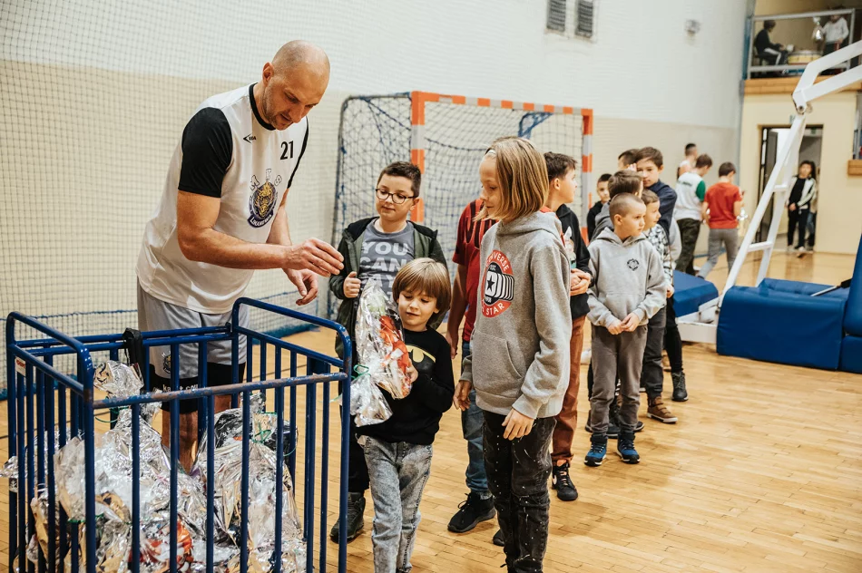 Mikołajkowe święto koszykówki w Limanowej - zdjęcie 12