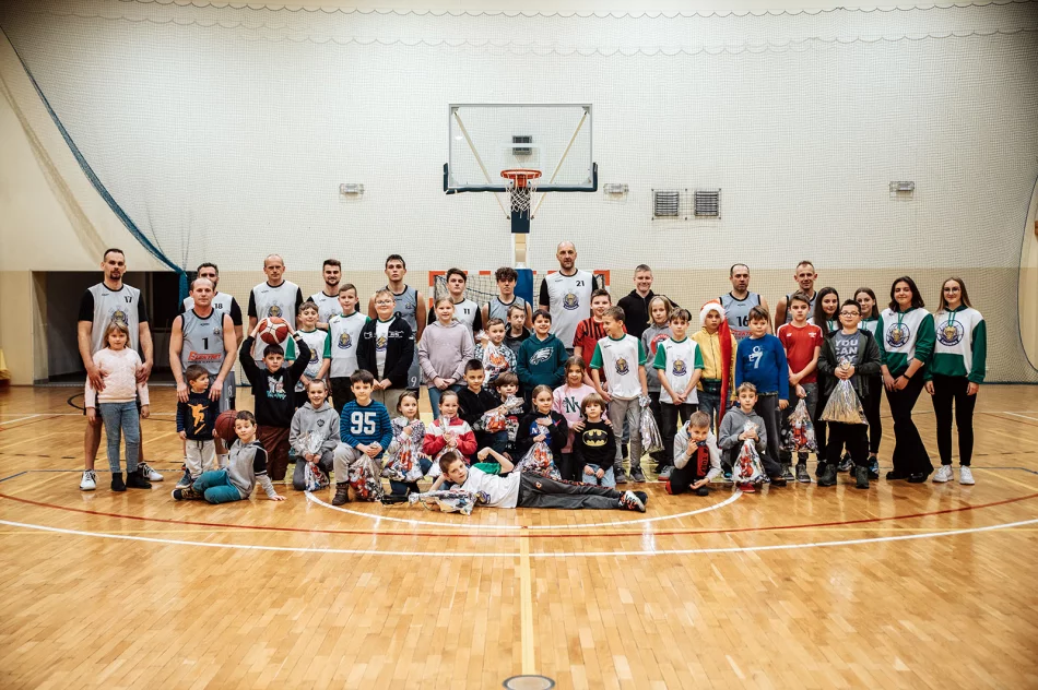 Mikołajkowe święto koszykówki w Limanowej - zdjęcie 13