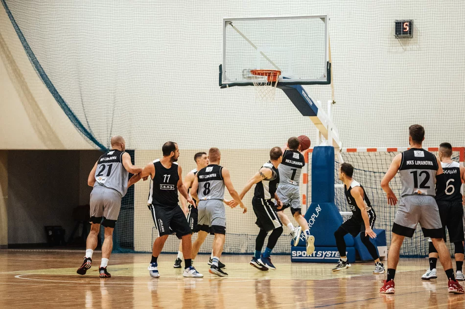 Mikołajkowe święto koszykówki w Limanowej - zdjęcie 15