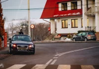 Zderzenie dwóch samochodów na skrzyżowaniu - zdjęcie główne