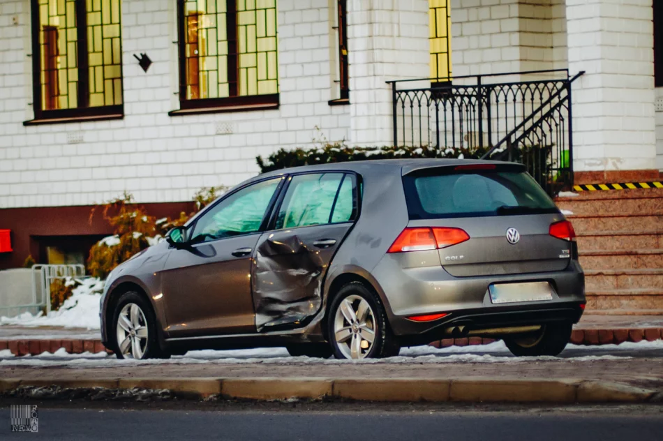 Zderzenie dwóch samochodów na skrzyżowaniu - zdjęcie 2