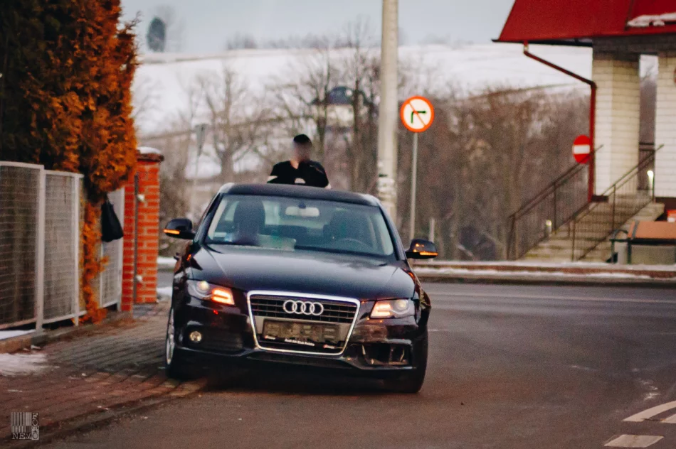 Zderzenie dwóch samochodów na skrzyżowaniu - zdjęcie 3