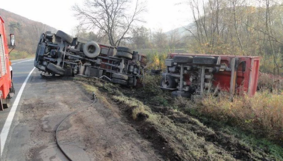 Zderzenie ciężarówki z autobusem - zdjęcie 1