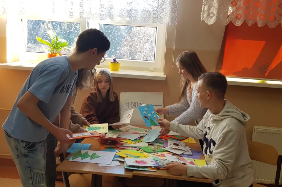 #MuremZaPolskimMundurem - uczniowie SP nr1 w Starej Wsi przyłączają się do ogolnopolskiej akcji - zdjęcie 4