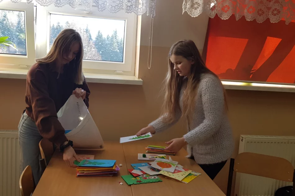 #MuremZaPolskimMundurem - uczniowie SP nr1 w Starej Wsi przyłączają się do ogolnopolskiej akcji - zdjęcie 9