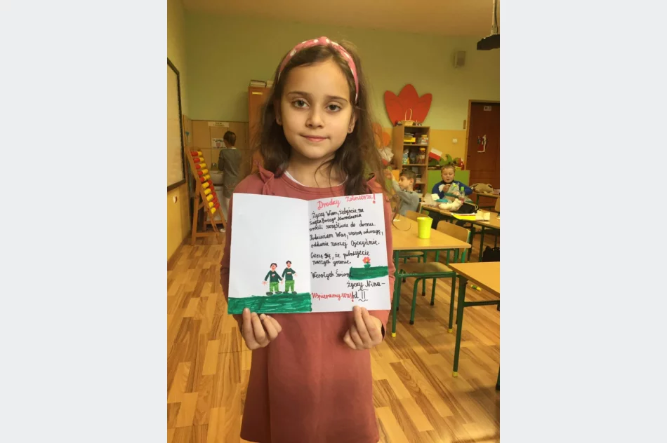 #MuremZaPolskimMundurem - uczniowie SP nr1 w Starej Wsi przyłączają się do ogolnopolskiej akcji - zdjęcie 12