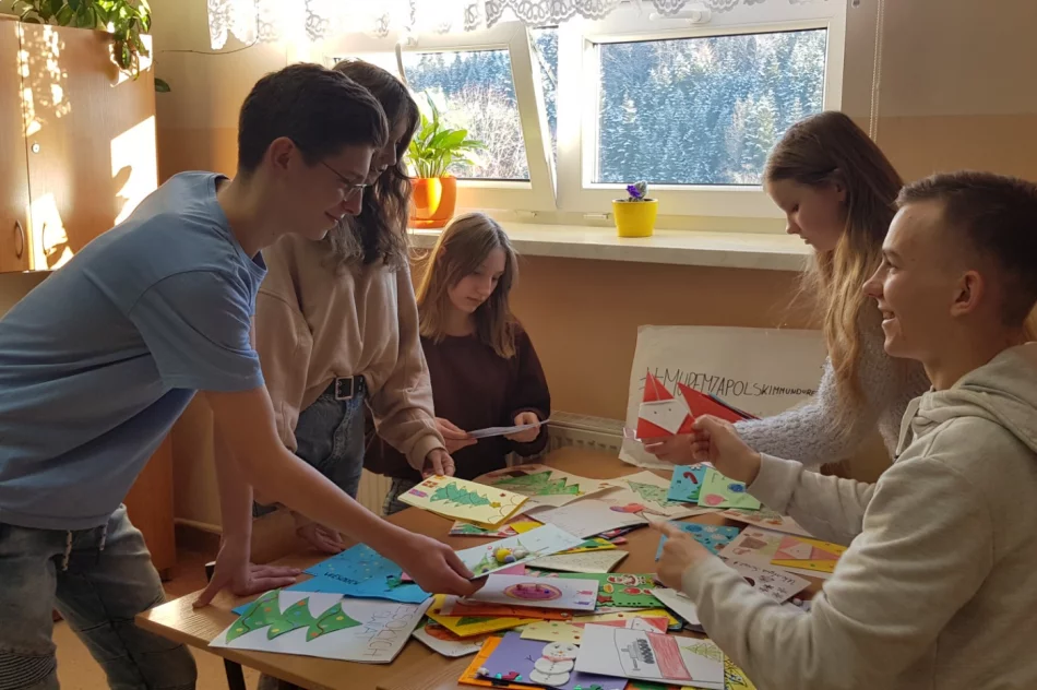 #MuremZaPolskimMundurem - uczniowie SP nr1 w Starej Wsi przyłączają się do ogolnopolskiej akcji - zdjęcie 20