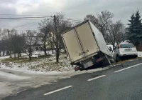 Zderzenie pojazdów - dwie osoby trafiły do szpitala - zdjęcie główne
