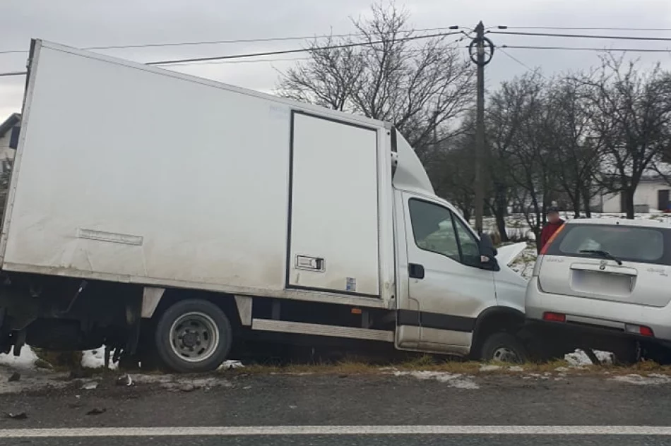 Zderzenie pojazdów - dwie osoby trafiły do szpitala - zdjęcie 2