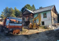 Działka po romskim domu sprzedana dwóm spółkom - zdjęcie główne