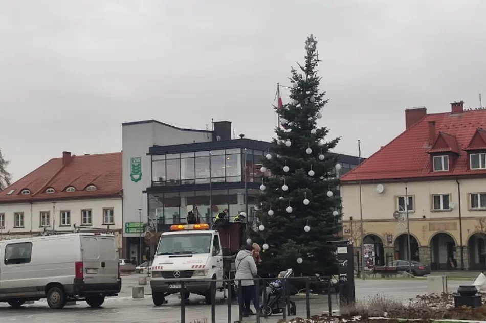 Świąteczna choinka zdobi już płytę rynku - zdjęcie 3