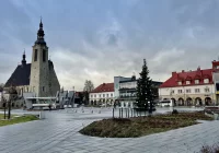 Świąteczna choinka zdobi już płytę rynku - zdjęcie główne