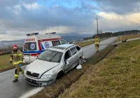 Samochód uderzył w przepust i dachował. W szpitalu 32-letnia kobieta i 12-letnie dziecko - zdjęcie główne