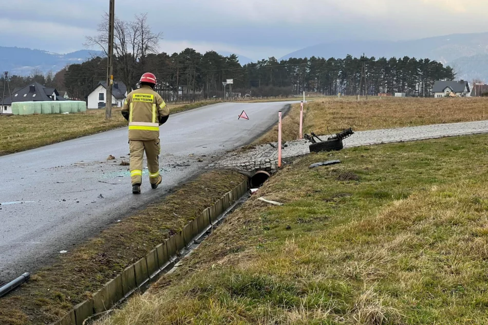 Samochód uderzył w przepust i dachował. W szpitalu 32-letnia kobieta i 12-letnie dziecko - zdjęcie 2