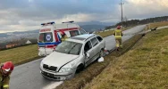 Samochód uderzył w przepust i dachował. W szpitalu 32-letnia kobieta i 12-letnie dziecko - zdjęcie 3