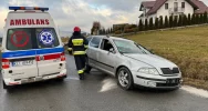 Samochód uderzył w przepust i dachował. W szpitalu 32-letnia kobieta i 12-letnie dziecko - zdjęcie 4