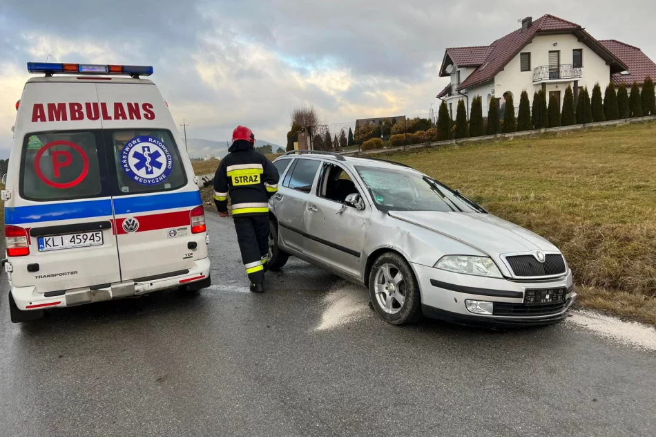 Samochód uderzył w przepust i dachował. W szpitalu 32-letnia kobieta i 12-letnie dziecko - zdjęcie 4