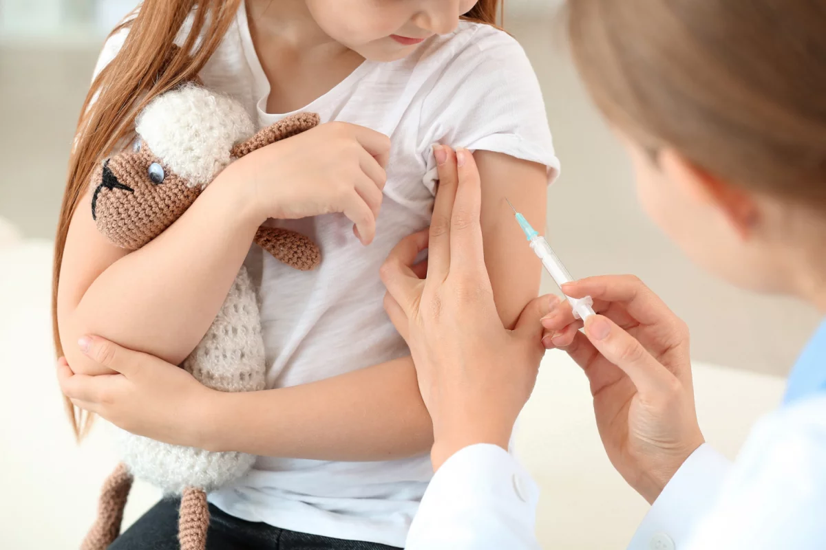 Szczepić dziecko przeciw COVID-19? Sprawdź, co mówi doświadczony pediatra