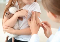 Szczepić dziecko przeciw COVID-19? Sprawdź, co mówi doświadczony pediatra - zdjęcie główne