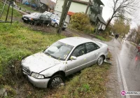 Wypadł z drogi i uderzył w ścianę - zdjęcie główne