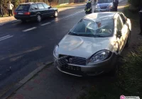 Dachowanie fiata na łuku drogi - zdjęcie główne