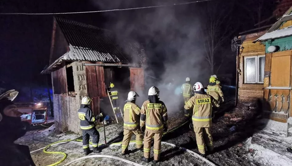Nocny pożar zabudowań mieszkalno-gospodarczych - zdjęcie 1