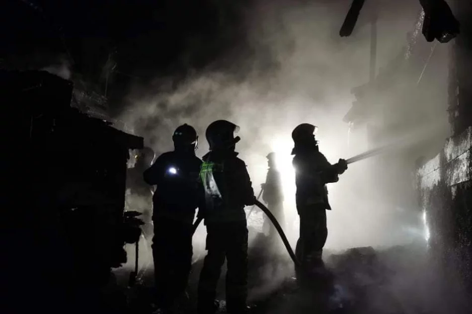 Nocny pożar zabudowań mieszkalno-gospodarczych - zdjęcie 2