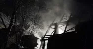 Nocny pożar zabudowań mieszkalno-gospodarczych - zdjęcie 3