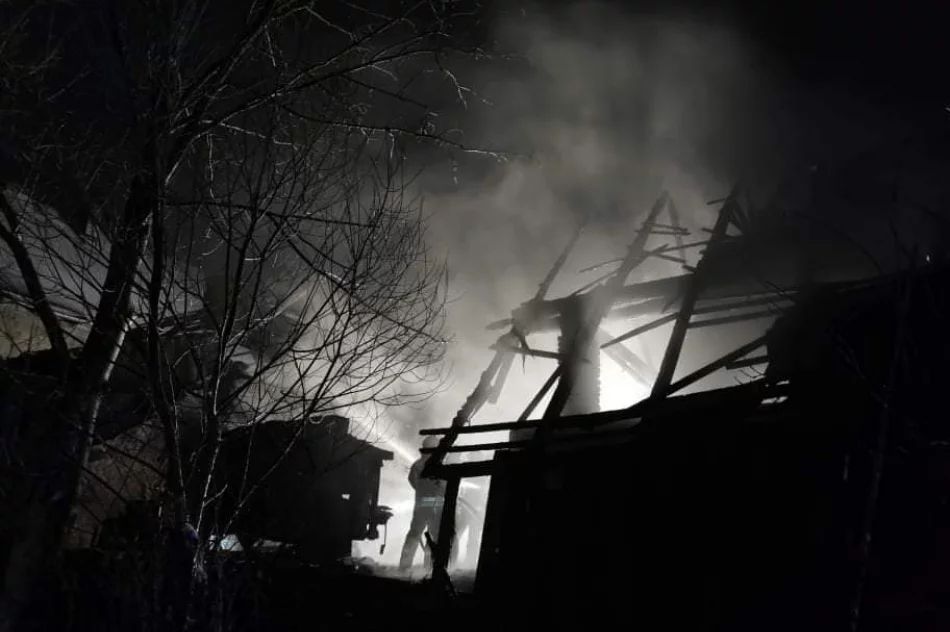 Nocny pożar zabudowań mieszkalno-gospodarczych - zdjęcie 3