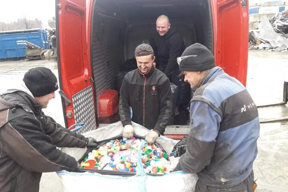 Blisko tona zakrętek wypełniła już metalowe serce przy OSP Łososina Górna - zdjęcie 4