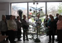 Seniorzy z Klubu „Seniora” podsumowali projekt “CHOINKA ŁĄCZY POKOLENIA” - zdjęcie główne