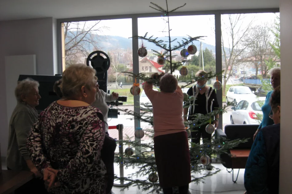 Seniorzy z Klubu „Seniora” podsumowali projekt “CHOINKA ŁĄCZY POKOLENIA” - zdjęcie 2