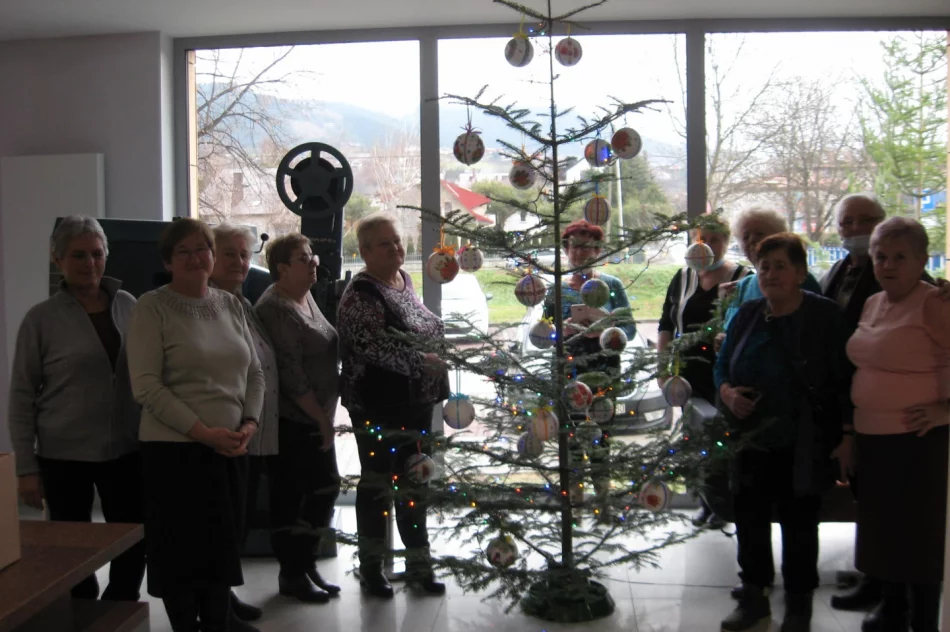 Seniorzy z Klubu „Seniora” podsumowali projekt “CHOINKA ŁĄCZY POKOLENIA” - zdjęcie 3
