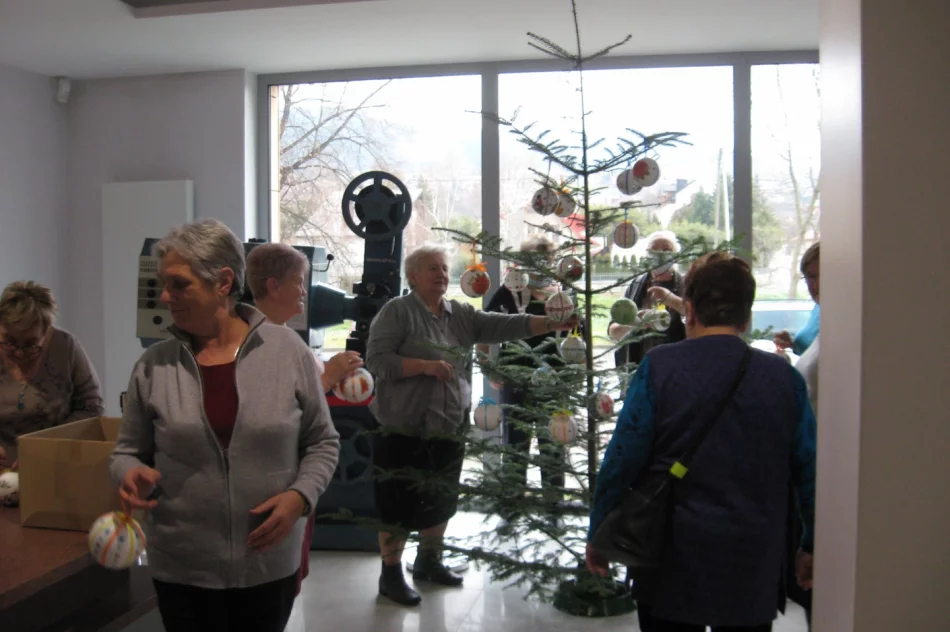 Seniorzy z Klubu „Seniora” podsumowali projekt “CHOINKA ŁĄCZY POKOLENIA” - zdjęcie 4