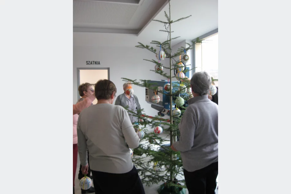 Seniorzy z Klubu „Seniora” podsumowali projekt “CHOINKA ŁĄCZY POKOLENIA” - zdjęcie 6
