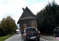 Jechał na dachu...budynku i podnosił przewody - zdjęcie główne