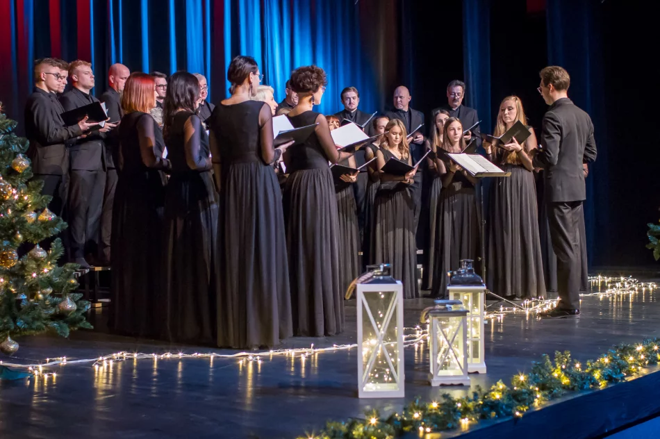  „Radość dziś nastała” – odbył się koncert kolęd i pastorałek w wykonaniu chóru „LimaNovum” - zdjęcie 2