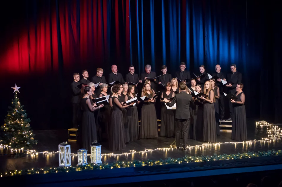  „Radość dziś nastała” – odbył się koncert kolęd i pastorałek w wykonaniu chóru „LimaNovum” - zdjęcie 3