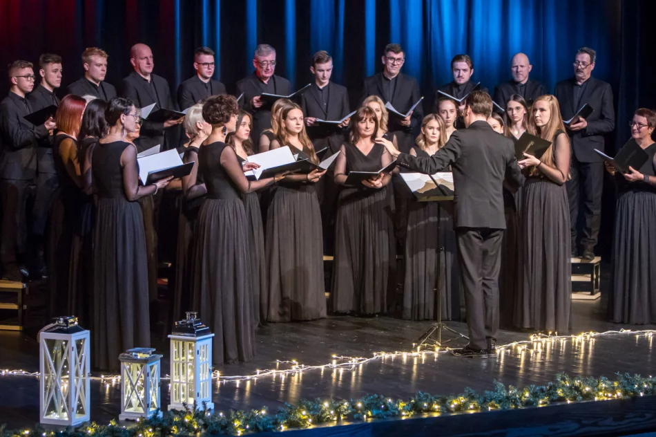  „Radość dziś nastała” – odbył się koncert kolęd i pastorałek w wykonaniu chóru „LimaNovum” - zdjęcie 6