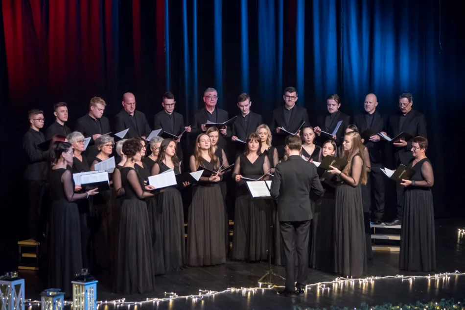  „Radość dziś nastała” – odbył się koncert kolęd i pastorałek w wykonaniu chóru „LimaNovum” - zdjęcie 8