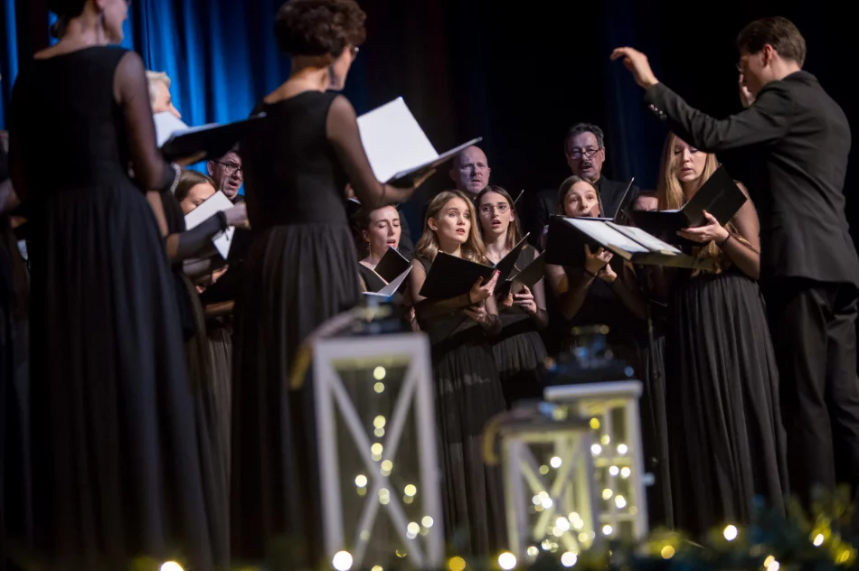  „Radość dziś nastała” – odbył się koncert kolęd i pastorałek w wykonaniu chóru „LimaNovum” - zdjęcie 9