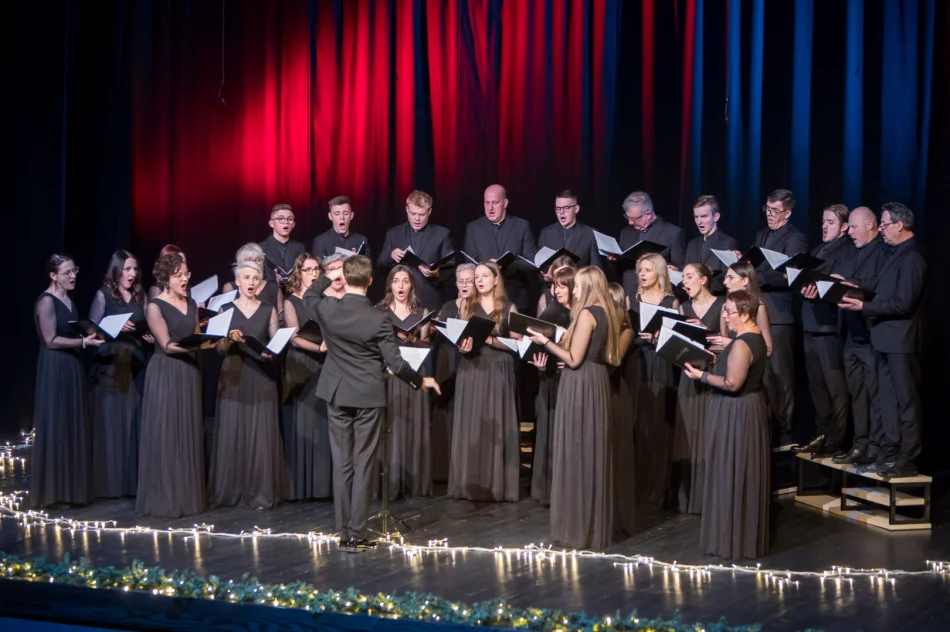  „Radość dziś nastała” – odbył się koncert kolęd i pastorałek w wykonaniu chóru „LimaNovum” - zdjęcie 11