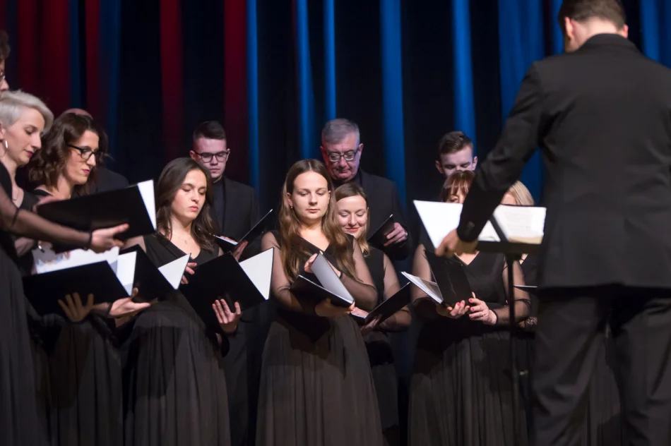 „Radość dziś nastała” – odbył się koncert kolęd i pastorałek w wykonaniu chóru „LimaNovum” - zdjęcie 12
