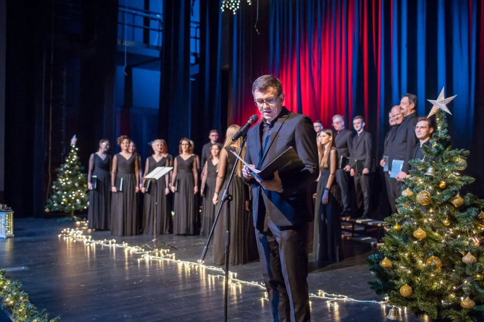  „Radość dziś nastała” – odbył się koncert kolęd i pastorałek w wykonaniu chóru „LimaNovum” - zdjęcie 13