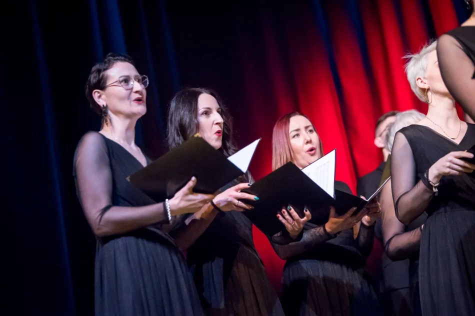  „Radość dziś nastała” – odbył się koncert kolęd i pastorałek w wykonaniu chóru „LimaNovum” - zdjęcie 15