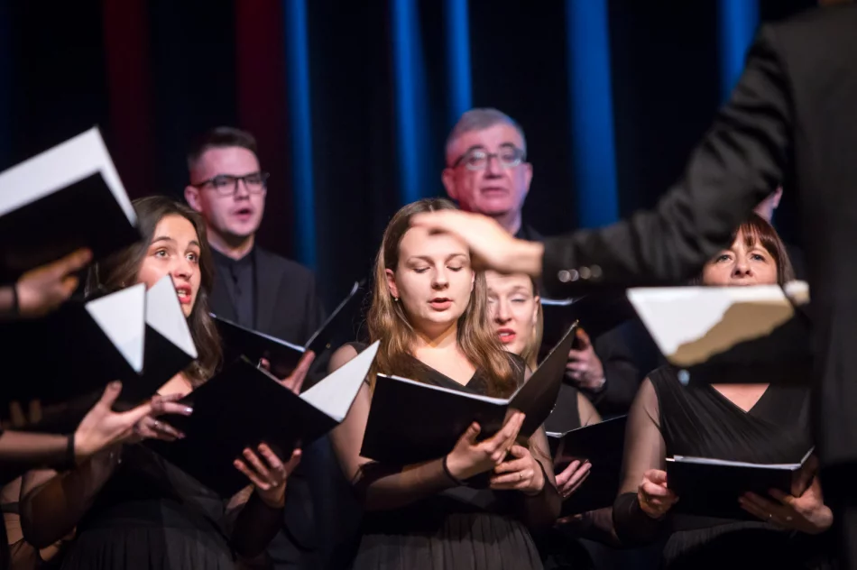  „Radość dziś nastała” – odbył się koncert kolęd i pastorałek w wykonaniu chóru „LimaNovum” - zdjęcie 17